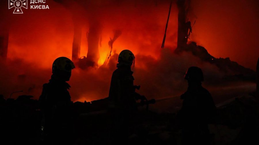 Noapte de foc la Kiev, după un atac puternic cu rachete balistice. Decese, incendii și distrugeri în mai multe sectoare
