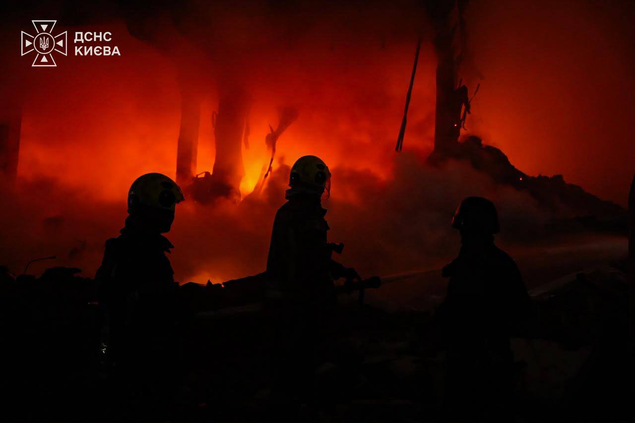 Noapte de foc la Kiev, după un atac puternic cu rachete balistice. Decese, incendii și distrugeri în mai multe sectoare