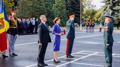 Maia Sandu a înmânat distincții de stat și diplome de onoare, la 35 de ani de la crearea Armatei Naționale