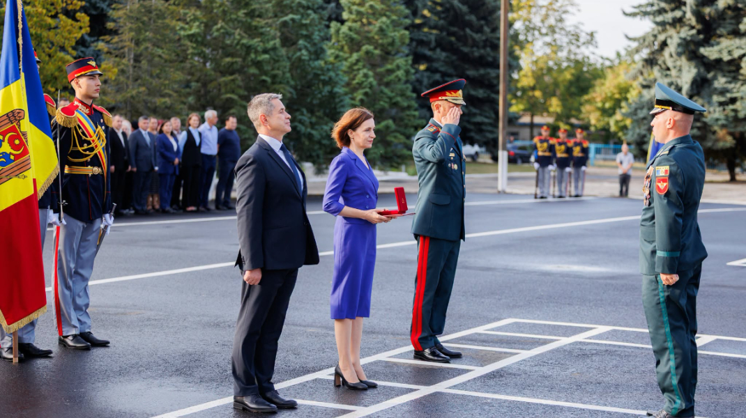 Maia Sandu a înmânat distincții de stat și diplome de onoare, la 35 de ani de la crearea Armatei Naționale