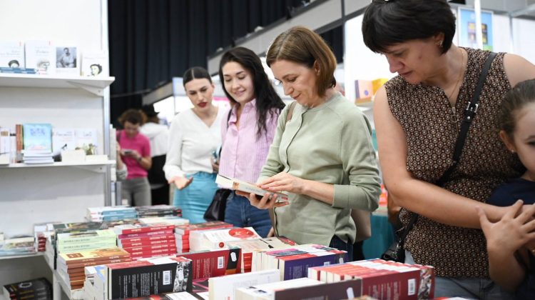 Maia Sandu, la Bookfest Chișinău: A vizitat standurile editurilor și a discutat cu oamenii de cultură