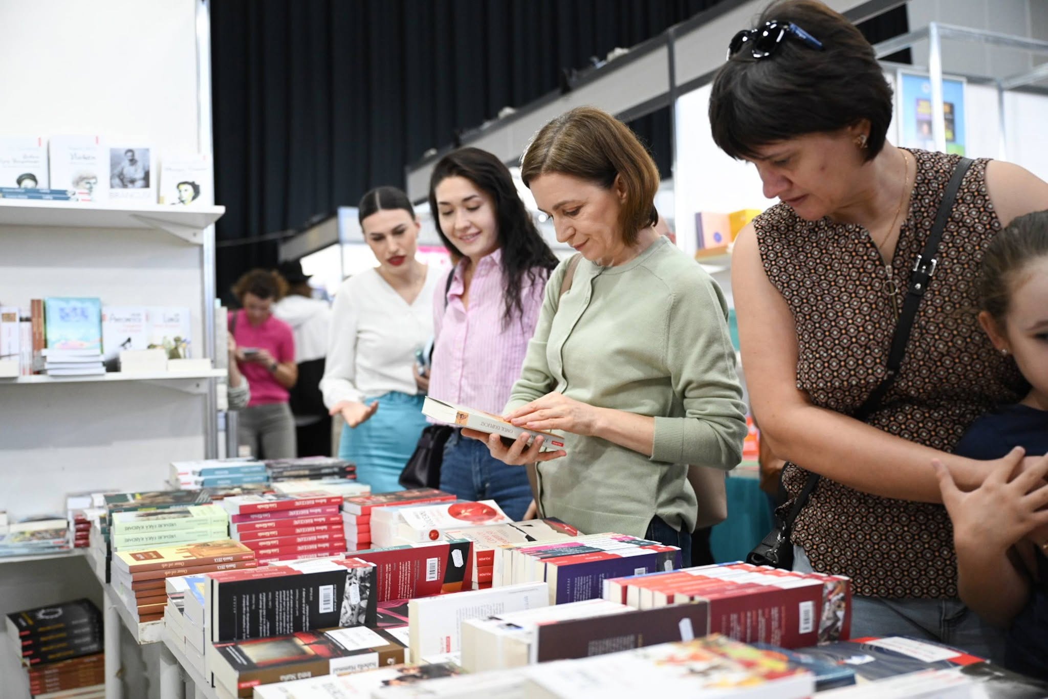 Maia Sandu, la Bookfest Chișinău: A vizitat standurile editurilor și a discutat cu oamenii de cultură
