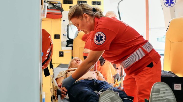 Ambulanța, solicitată de aproape 15 mii de ori într-o singură săptămână. Cele mai frecvente urgențe