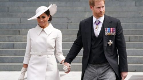 Regele Charles confirmă că Harry şi Meghan rămân membri ai familiei regale fără atribuţii oficiale