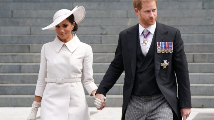 Regele Charles confirmă că Harry şi Meghan rămân membri ai familiei regale fără atribuţii oficiale