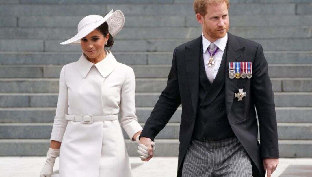 Regele Charles confirmă că Harry şi Meghan rămân membri ai familiei regale fără atribuţii oficiale