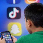 UE vrea să limiteze accesul copiilor la TikTok, YouTube și ChatGPT: Noile reguli pregătite de Comisie