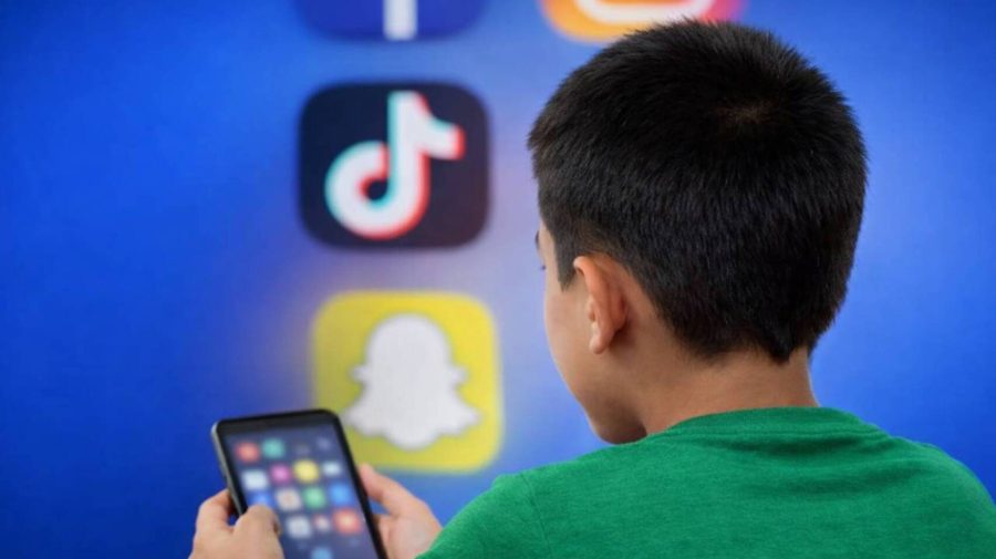 UE vrea să limiteze accesul copiilor la TikTok, YouTube și ChatGPT: Noile reguli pregătite de Comisie