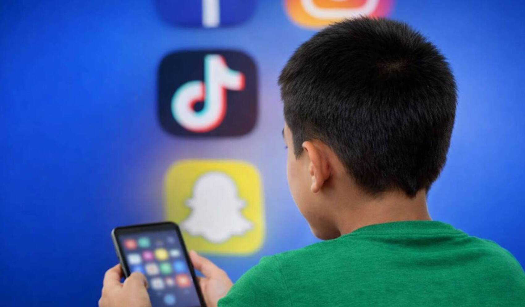 UE vrea să limiteze accesul copiilor la TikTok, YouTube și ChatGPT: Noile reguli pregătite de Comisie