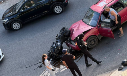 Capota unei mașini, boțită, după impactul cu o motocicletă. Persoana de la ghidon a avut nevoie de ajutor medical