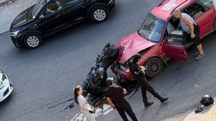 Capota unei mașini, boțită, după impactul cu o motocicletă. Persoana de la ghidon a avut nevoie de ajutor medical