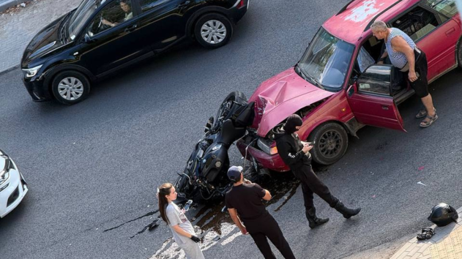 Capota unei mașini, boțită, după impactul cu o motocicletă. Persoana de la ghidon a avut nevoie de ajutor medical