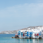 VIDEO Un feribot auto cu zeci de oameni la bord a luat foc în largul insulei Mykonos