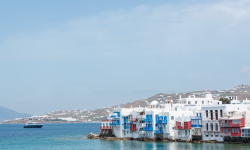 VIDEO Un feribot auto cu zeci de oameni la bord a luat foc în largul insulei Mykonos