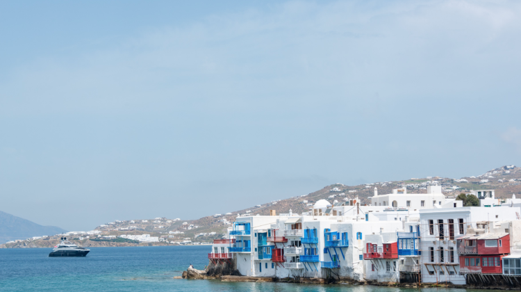 VIDEO Un feribot auto cu zeci de oameni la bord a luat foc în largul insulei Mykonos
