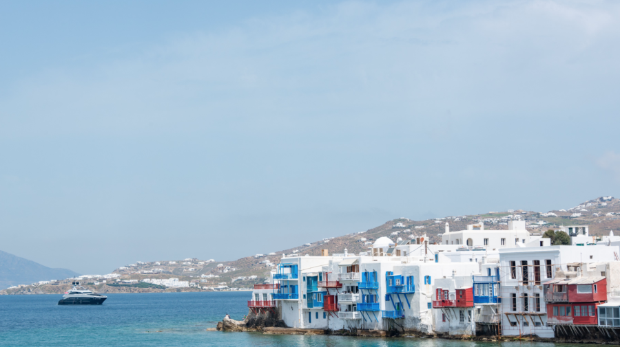 VIDEO Un feribot auto cu zeci de oameni la bord a luat foc în largul insulei Mykonos