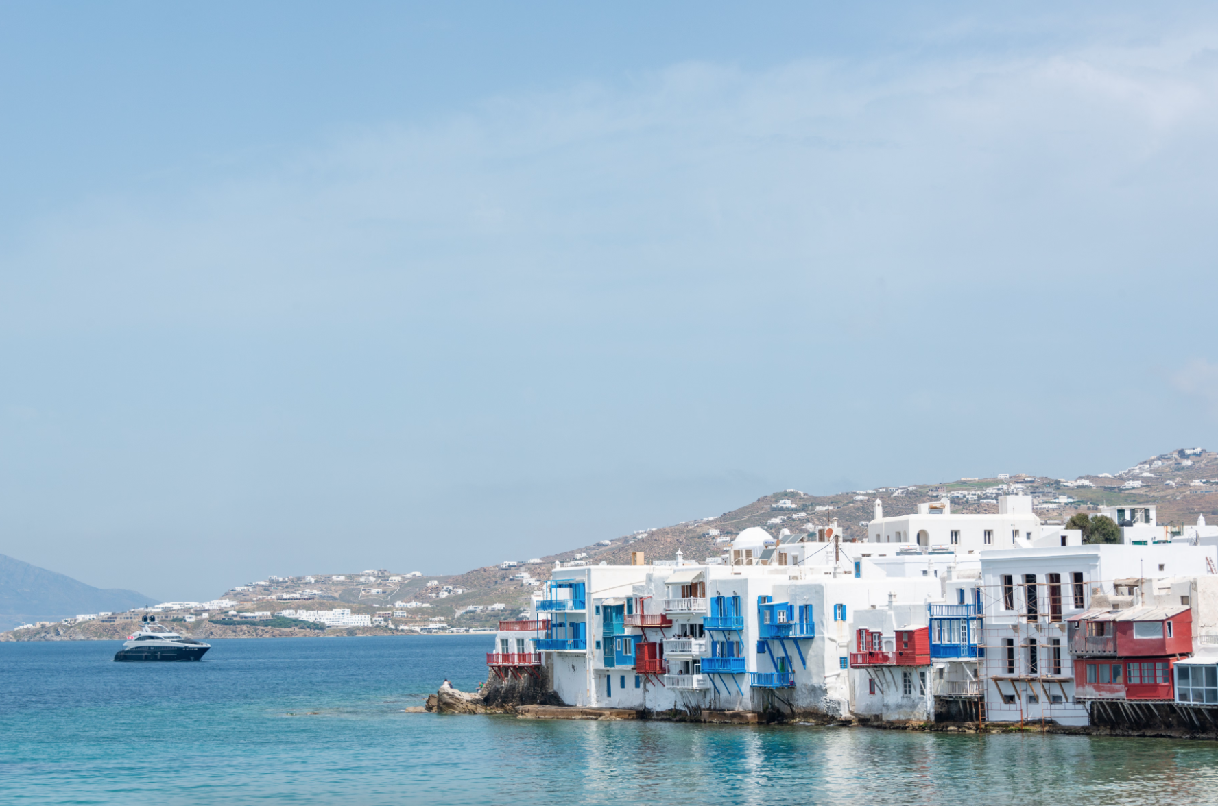 VIDEO Un feribot auto cu zeci de oameni la bord a luat foc în largul insulei Mykonos