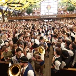 Oktoberfest 2026 a început la Munchen. Cât costă berea în acest an