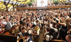 Oktoberfest 2026 a început la Munchen. Cât costă berea în acest an