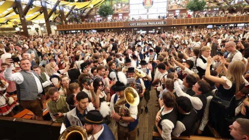 Oktoberfest 2026 a început la Munchen. Cât costă berea în acest an