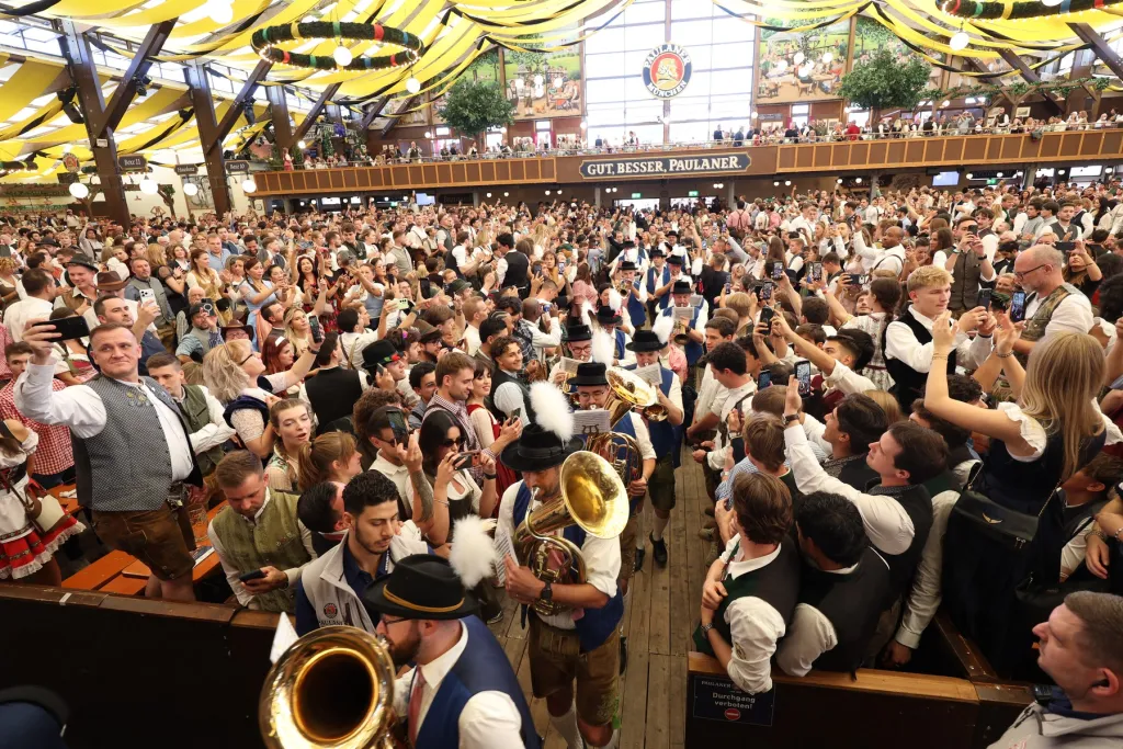 Oktoberfest 2026 a început la Munchen. Cât costă berea în acest an
