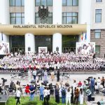 Peste 500 de artiști din toată țara s-au reunit în scuarul Parlamentului și au cântat despre patrie și valori naționale