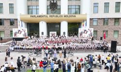 Peste 500 de artiști din toată țara s-au reunit în scuarul Parlamentului și au cântat despre patrie și valori naționale