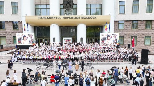 Peste 500 de artiști din toată țara s-au reunit în scuarul Parlamentului și au cântat despre patrie și valori naționale