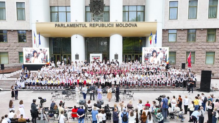 Peste 500 de artiști din toată țara s-au reunit în scuarul Parlamentului și au cântat despre patrie și valori naționale