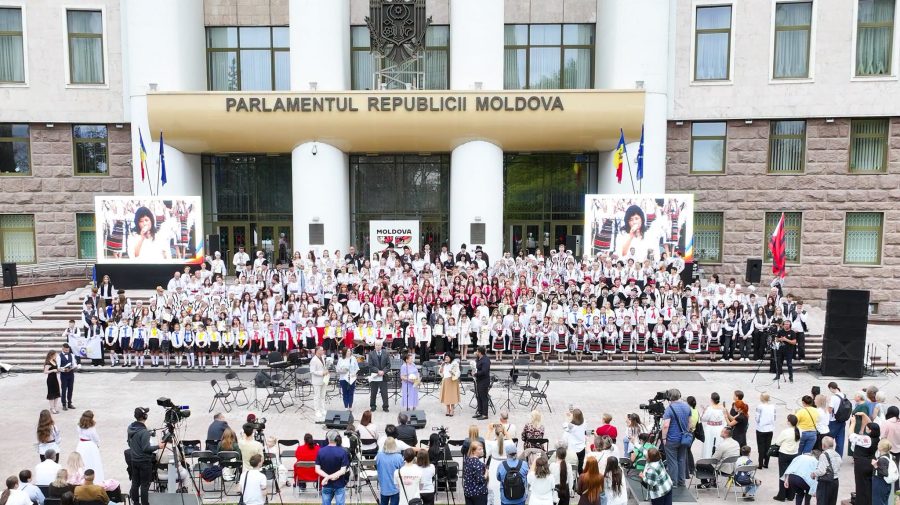 Peste 500 de artiști din toată țara s-au reunit în scuarul Parlamentului și au cântat despre patrie și valori naționale