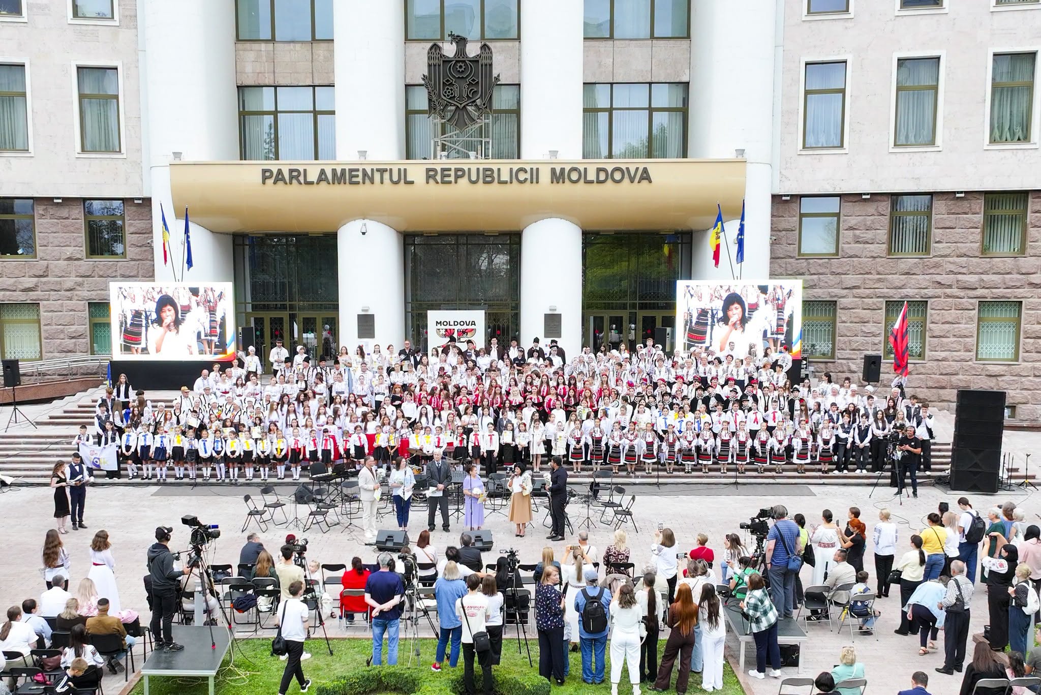 Peste 500 de artiști din toată țara s-au reunit în scuarul Parlamentului și au cântat despre patrie și valori naționale