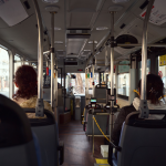 Pasagerii din Singapore, care ascultă muzică la volum ridicat în autobuze, vor fi amendați