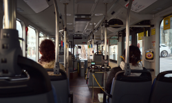Pasagerii din Singapore, care ascultă muzică la volum ridicat în autobuze, vor fi amendați