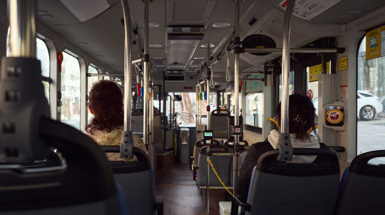 Pasagerii din Singapore, care ascultă muzică la volum ridicat în autobuze, vor fi amendați
