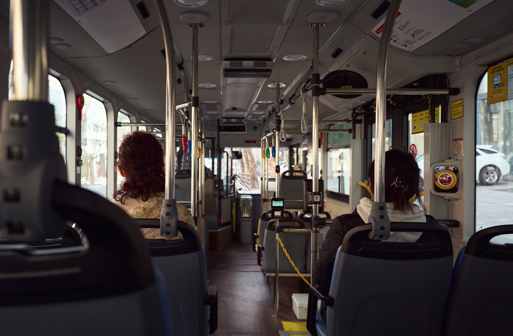 Pasagerii din Singapore, care ascultă muzică la volum ridicat în autobuze, vor fi amendați