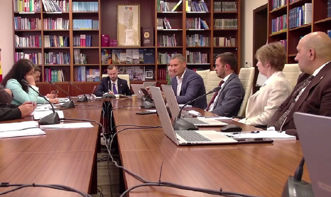 SCANDAL la Parlament! Un deputat PAS a atacat APP: ”V-ați comportat ca niște lăcuste în întreprinderile de stat”