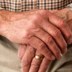 O nouă victimă! Un pensionar a rămas fără peste 216.500 de lei, după ce a căzut în plasa escrocilor