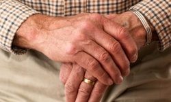 O nouă victimă! Un pensionar a rămas fără peste 216.500 de lei, după ce a căzut în plasa escrocilor