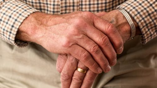 O nouă victimă! Un pensionar a rămas fără peste 216.500 de lei, după ce a căzut în plasa escrocilor