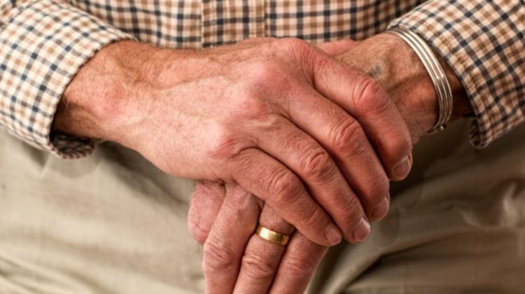 O nouă victimă! Un pensionar a rămas fără peste 216.500 de lei, după ce a căzut în plasa escrocilor