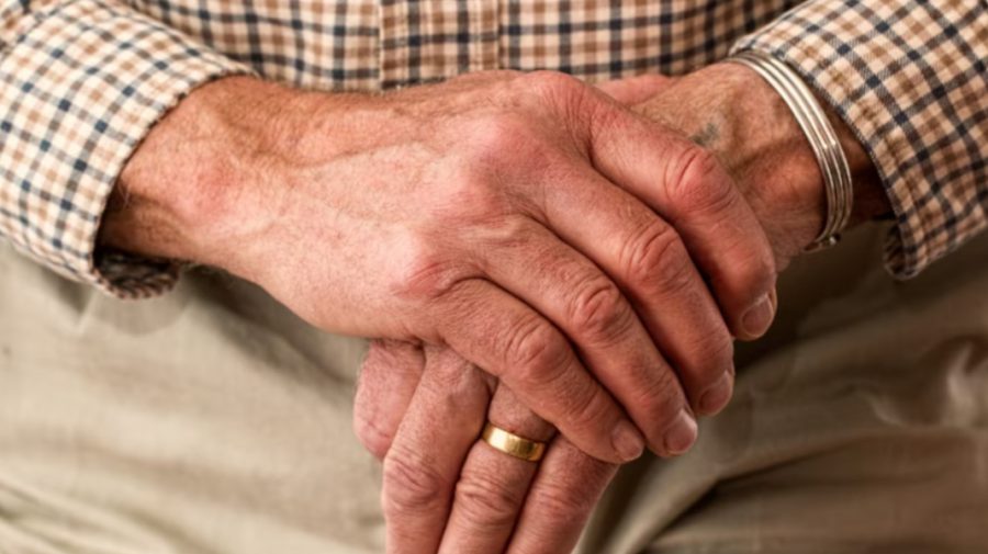 O nouă victimă! Un pensionar a rămas fără peste 216.500 de lei, după ce a căzut în plasa escrocilor