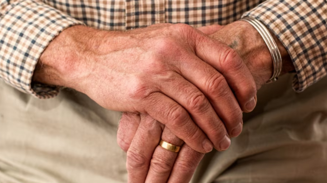 O nouă victimă! Un pensionar a rămas fără peste 216.500 de lei, după ce a căzut în plasa escrocilor