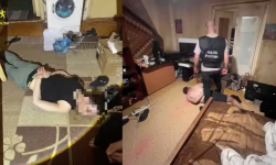 VIDEO Polițiștii au dat buzna într-un apartament de la Ciocana. Proprietarul riscă să ajungă după gratii