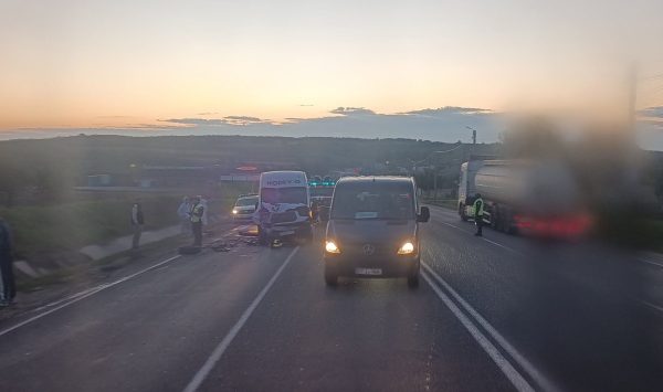 Microbuz de rută, implicat într-un accident la Peresecina. Ambulanța și pompierii, la fața locului