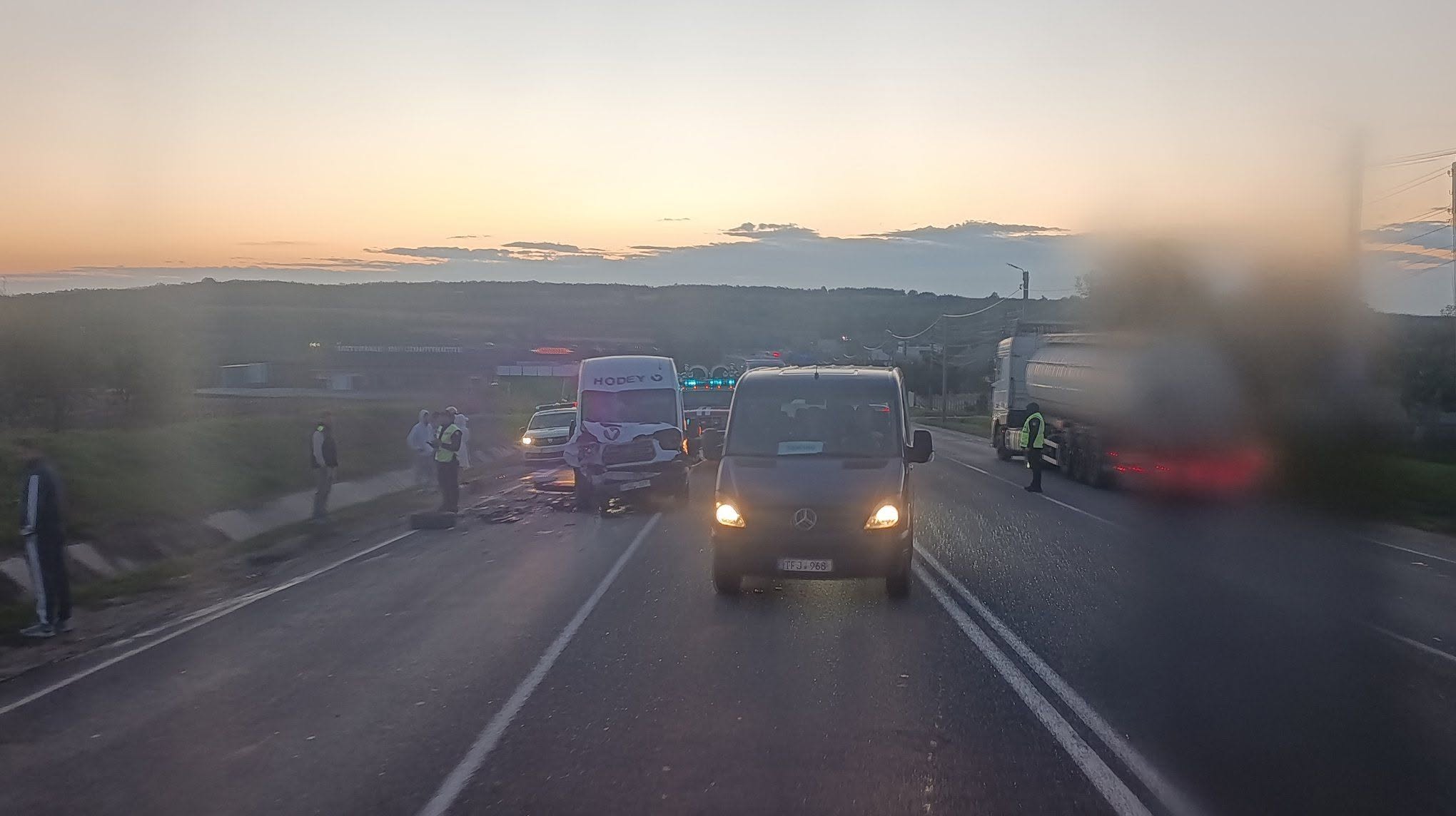 Microbuz de rută, implicat într-un accident la Peresecina. Ambulanța și pompierii, la fața locului