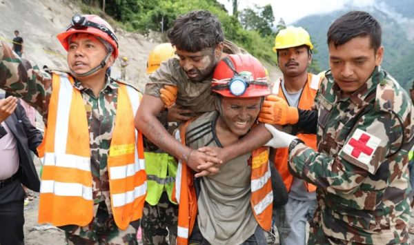 Salvatorii au auzit voci de sub pământ: Doi oameni, găsiți vii după nouă zile de la dezastrul din Nepal