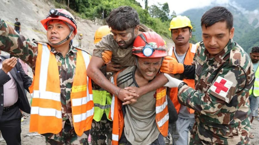 Salvatorii au auzit voci de sub pământ: Doi oameni, găsiți vii după nouă zile de la dezastrul din Nepal