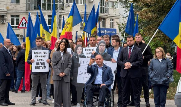 LIVE Protest la ANRE: ”Ei se jură că nu fură, gazu-i scump peste măsură!”