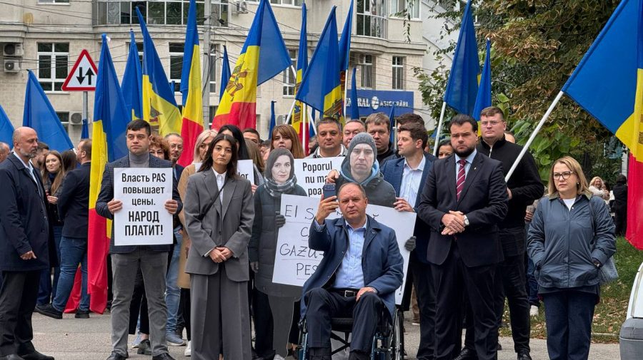 LIVE Protest la ANRE: ”Ei se jură că nu fură, gazu-i scump peste măsură!”