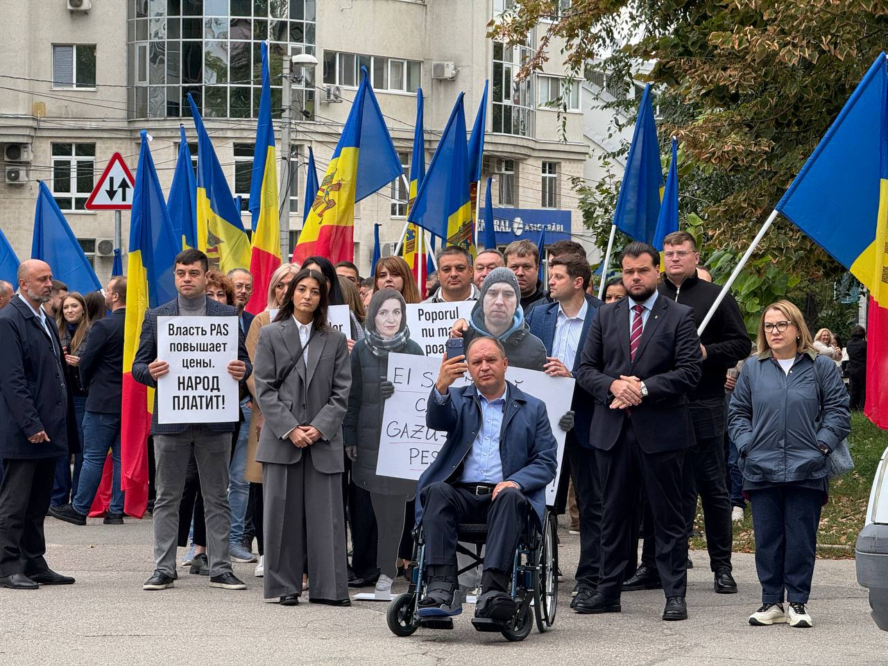 LIVE Protest la ANRE: ”Ei se jură că nu fură, gazu-i scump peste măsură!”